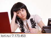 Задумчивая сотрудница call-центра перед монитором оперла голову на руку. Стоковое фото, фотограф Иванов Алексей / Фотобанк Лори