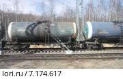 Поезд с железнодорожными цистернами на соседнем пути. Ускоренная съемка. Стоковое видео, видеограф Parmenov Pavel / Фотобанк Лори