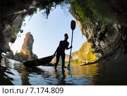 Девушка с каяком заходит морскую пещеру. Стоковое фото, фотограф Михаил Дударев / Фотобанк Лори
