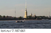 Санкт-Петербург, экскурсионные катера и корабли на подводных крыльях плывут по Неве у Петропавловской крепости летом (2013 год). Стоковое видео, видеограф Сергей Дубров / Фотобанк Лори