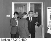 Молодежный опер отряд при входе в кафе. Редакционное фото, фотограф Зобков Юрий / Фотобанк Лори