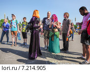Ряженые участники фестиваля мыльных пузырей "Дримфлэш" на ВДНХ в Москве (2014 год). Редакционное фото, фотограф Алёшина Оксана / Фотобанк Лори