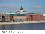 Вид на Пречистенскую набережную и Москву-реку (2015 год). Редакционное фото, фотограф Елена Коромыслова / Фотобанк Лори