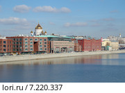 Москва. Вид на Пречистенскую набережную и Москву-реку (2015 год). Редакционное фото, фотограф Елена Коромыслова / Фотобанк Лори