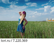 Стройная молодая женщина среди зеленой травы. Стоковое фото, фотограф Александр Fanfo / Фотобанк Лори