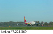 Боинг 747 китайской авиакомпании Yangtze River Express выруливает на взлётно-посадочную полосу аэропорта Толмачёво. Новосибирск. Россия (2013 год). Редакционное видео, видеограф Игорь Жоров / Фотобанк Лори