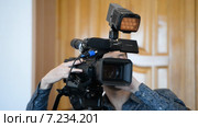 Оператор за видеокамерой (2014 год). Редакционное видео, видеограф Mikhail Erguine / Фотобанк Лори