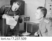 Радиосвязь в годы Великой Отечественной войны. Два связиста. Редакционное фото, фотограф Igor Lijashkov / Фотобанк Лори