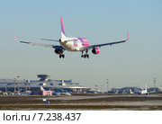 Airbus A320 (бортовой HA-LWV) авиакомпании Wizz Air на посадке во Внукове (2015 год). Редакционное фото, фотограф Alexei Tavix / Фотобанк Лори