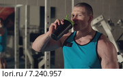 Спортсмен пьет воду после изнурительной тренировки. Стоковое видео, видеограф Denis Mishchenko / Фотобанк Лори