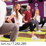 Fitness coach showing new exercise. Стоковое фото, фотограф Яков Филимонов / Фотобанк Лори