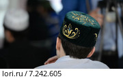 Молодой мусульманин в мусульманском головном уборе. Стоковое видео, видеограф Mikhail Erguine / Фотобанк Лори