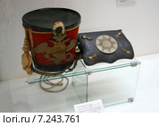 Кивер нижнего чина Лейб-гвардии Гусарского полка (1826-1843 г.г., Россия). Сумка патронная нижнего чина армейской пехоты (середина 19 в., Россия). Экспозиционный зал Панорамы, Севастополь (2014 год). Редакционное фото, фотограф Щеголева Ольга / Фотобанк Лори