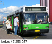 Посадка пассажиров в автобус № 133 на остановке. Щелковское шоссе, Москва (2009 год). Редакционное фото, фотограф lana1501 / Фотобанк Лори