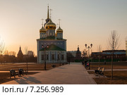 Город Тула. Аллея ведущая в Свято-Успенский собор и освещённый лучами закатного солнца весной (2015 год). Редакционное фото, фотограф Игорь Низов / Фотобанк Лори