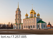 Город Тула. Свято-Успенский собор и новая колокольня Тульского кремля освещённый лучами заходящего солнца (2015 год). Редакционное фото, фотограф Игорь Низов / Фотобанк Лори