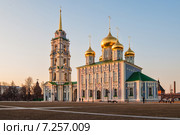 Город Тула. Свято-Успенский собор и новая колокольня Тульского кремля освещённый лучами закатного солнца (2015 год). Редакционное фото, фотограф Игорь Низов / Фотобанк Лори