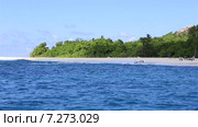Моторная лодка выходит из моря на пляж. Остров Кузен. Сейшельские острова. Стоковое видео, видеограф Юлия Машкова / Фотобанк Лори