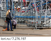 Мама с сыном стоят около закрытых аттракционов на ВДНХ (2015 год). Редакционное фото, фотограф Данила Васильев / Фотобанк Лори