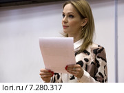Актриса Ирина Александровна Медведева диктует в аудитории института во время международной акции "Тотальный диктант" в городе Москве, Россия (2015 год). Редакционное фото, фотограф Николай Винокуров / Фотобанк Лори