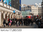 Люди гуляют в Александровском саду в Москве (2009 год). Редакционное фото, фотограф lana1501 / Фотобанк Лори