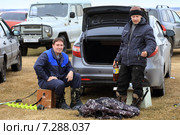 Рыбаки выгружаются (2015 год). Редакционное фото, фотограф Анатолий Матвейчук / Фотобанк Лори