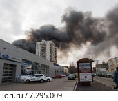 Дым от пожара по улице Коптевская, Москва (2015 год). Редакционное фото, фотограф Александра Васильева / Фотобанк Лори