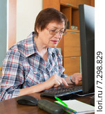 Elderly woman working with computer. Стоковое фото, фотограф Яков Филимонов / Фотобанк Лори