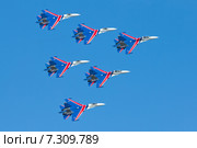 Высший пилотаж авиационной группы "Русские Витязи" на тяжёлых истребителях Су-27 (2015 год). Редакционное фото, фотограф Александр Тарасенков / Фотобанк Лори