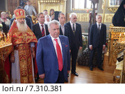 Генеральный директор предприятия «Софрино» Евгений Алексеевич Пархаев принимает поздравления от митрополита Крутицкого и Коломенского Ювеналия (2015 год). Редакционное фото, фотограф Дмитрий Неумоин / Фотобанк Лори