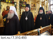 Генеральный директор предприятия «Софрино» Евгений Алексеевич Пархаев принимает поздравления от митрополита Крутицкого и Коломенского Ювеналия (2015 год). Редакционное фото, фотограф Дмитрий Неумоин / Фотобанк Лори