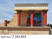 View of the Minoan Palace of Knossos with characteristic columns and a fresco of a bull behind. Crete, Greece. Редакционное фото, агентство BE&W Photo / Фотобанк Лори