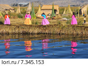 peru - uros, pre-incan people who live on forty-two self-fashioned floating island in lake titicaca puno, peru and bolivia.Peru, South America, Titicaca Lake, Uros Indian, Uros Ayamaras, Floating Island. Редакционное фото, агентство BE&W Photo / Фотобанк Лори