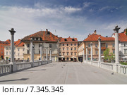 Slovenia, Ljubljana, The Cobblers' Bridge or the Shoemakers' Bridge is a bridge crossing the river Ljubljanica in Ljubljana, the capital of Slovenia. Стоковое фото, агентство BE&W Photo / Фотобанк Лори