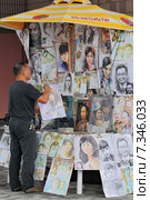 Hongkong, Chinese Art, Portraits - ChinaChina, Hong Kong, art portraits salesman. Редакционное фото, агентство BE&W Photo / Фотобанк Лори