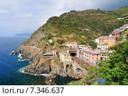 View over the train station in Riomaggiore, Liguria, Cinque Terre, Italy, Europe. Стоковое фото, агентство BE&W Photo / Фотобанк Лори