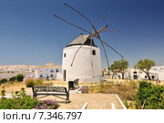 View of traditional windmill, Vejer de la Frontera, Andalusia, Spain. Стоковое фото, агентство BE&W Photo / Фотобанк Лори
