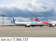Самолет авиакомпании Orenair  на стоянке аэропорта шереметьево (2015 год). Редакционное фото, фотограф Александр Овчинников / Фотобанк Лори
