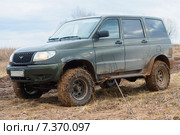 АвтомобильУАЗ-Патриот на раскисшем поле крупным планом (2015 год). Редакционное фото, фотограф Виктор Карасев / Фотобанк Лори