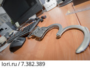 Побег. Наручники открытые скрепкой лежат на столе офисного служащего. Стоковое фото, фотограф Pukhov K / Фотобанк Лори