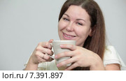 Довольная улыбающаяся девушка с чашкой в руках, крупный план. Стоковое видео, видеограф Кекяляйнен Андрей / Фотобанк Лори