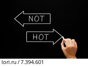 Две разнонаправленные стрелки с надписями Hot or Not нарисованные мелом на доске. Стоковое фото, фотограф Ивелин Радков / Фотобанк Лори