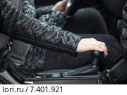 Пристегнутый водитель за рулем автомобиля с автоматической коробкой передач, крупный план. Стоковое фото, фотограф Кекяляйнен Андрей / Фотобанк Лори
