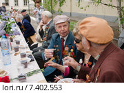 Ветераны выпивают на праздничном мероприятии (2015 год). Редакционное фото, фотограф Иванов Алексей / Фотобанк Лори