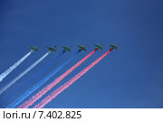 Шесть штурмовиков Су-25 выпускают дым цветов российского флага на генеральной репетиции парада в честь Дня Победы, Москва (2015 год). Редакционное фото, фотограф Алексей Гусев / Фотобанк Лори