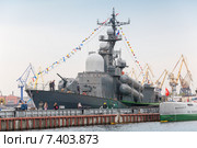Санкт-Петербург, Россия - 7 мая 2015: Военный корабль на реке Неве в ожидании военного парада военно-морских сил. Проект 1241,1 (НАТО: Тарантул-II), советский ракетный корвет. Редакционное фото, фотограф EugeneSergeev / Фотобанк Лори