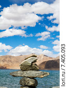 Высокогорное озеро Пангонг Цо (Pangong Tso) в Гималаях со сложенной из камней буддийской ступой на переднем плане на фоне синего облачного неба в солнечный день (2012 год). Стоковое фото, фотограф Олег Иванов / Фотобанк Лори