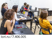 Студентки на курсах рисования на планшете в иллюстраторе и фотошопе (2015 год). Редакционное фото, фотограф Кекяляйнен Андрей / Фотобанк Лори