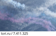 Самолеты Сухой Су-25 и дым цвета российского флага (2015 год). Редакционное видео, видеограф Ekaterina Andreeva / Фотобанк Лори