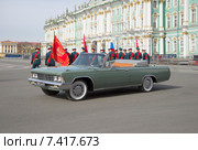 Автомобиль ЗИЛ-117В на фоне знаменной группы. Подготовка к репетиции парада в честь дня Победы в Санкт-Петербурге (2015 год). Редакционное фото, фотограф Виктор Карасев / Фотобанк Лори